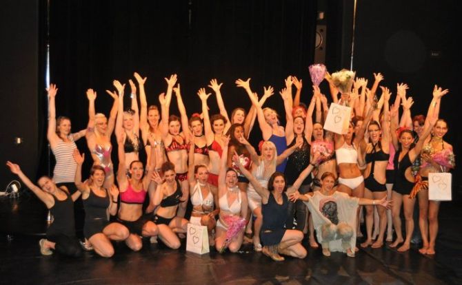 <span class="desc_title"><span class="color-1">Championnats du monde de Pole Dance 2011</span></span>Laurence Hilsum - vice-championne du monde slide1